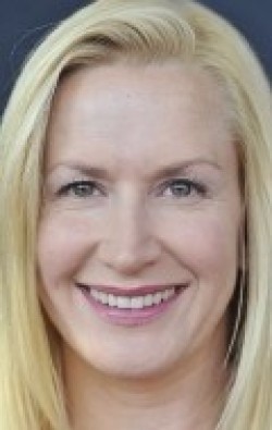Angela Kinsey - bio and intersting facts about personal life.