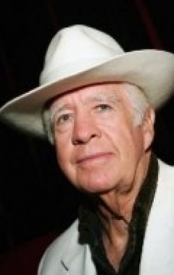 Clu Gulager - bio and intersting facts about personal life.