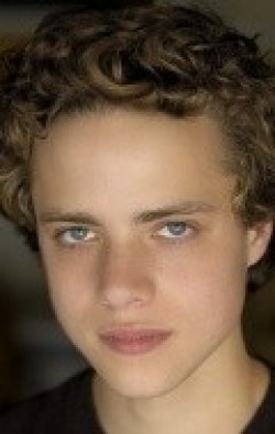 Douglas Smith - bio and intersting facts about personal life.