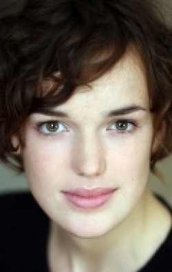 Elizabeth Henstridge - bio and intersting facts about personal life.