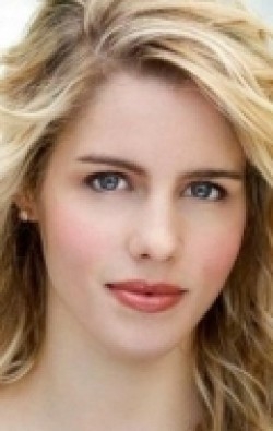 Emily Bett Rickards - bio and intersting facts about personal life.
