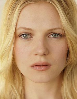 Emma Bell - bio and intersting facts about personal life.