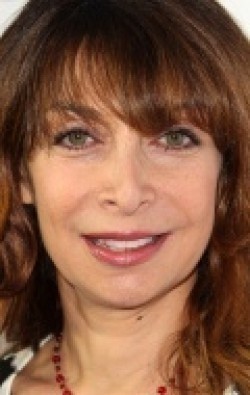 Illeana Douglas - bio and intersting facts about personal life.