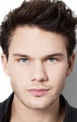 Jeremy Irvine - bio and intersting facts about personal life.