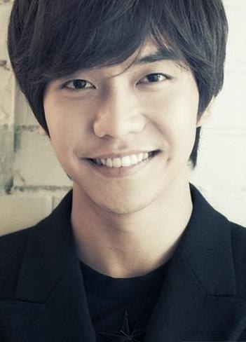 Recent Lee Seung Gi pictures.