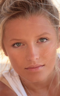 Lily Travers - bio and intersting facts about personal life.