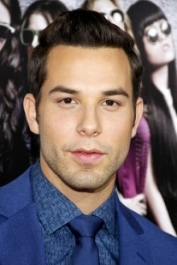 Skylar Astin - bio and intersting facts about personal life.